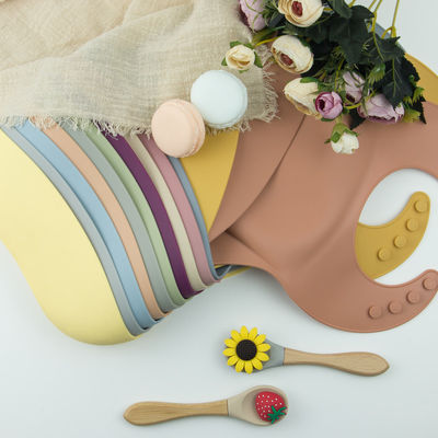 4 Düğme BPA Free Silikon Bebek Önlüğü Su Geçirmez Yumuşak Dayanıklı Ayarlanabilir