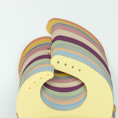 4 Düğme BPA Free Silikon Bebek Önlüğü Su Geçirmez Yumuşak Dayanıklı Ayarlanabilir