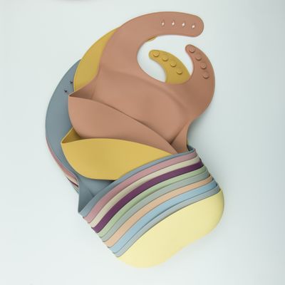 BPA Free Yumuşak Kişiselleştirilmiş Silikon Önlük, Suya Dayanıklı Silikon Yiyecek Yakalayıcı Önlükler