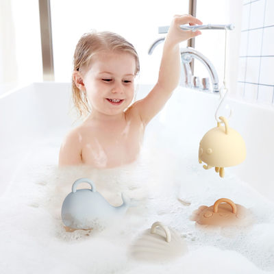 Yeni deniz yaşamı hayvan çizgi desen tasarımları çocuklar silikon banyo oyuncakları bebekler için hazırlanmıştır % 100 gıda kalitesi silikon balıkçılık oyuncakları kitleri